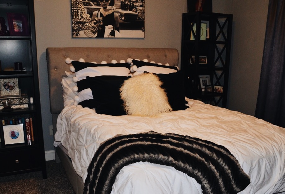 Old hollywood decor; Black and white bedroom. Glamour decor.