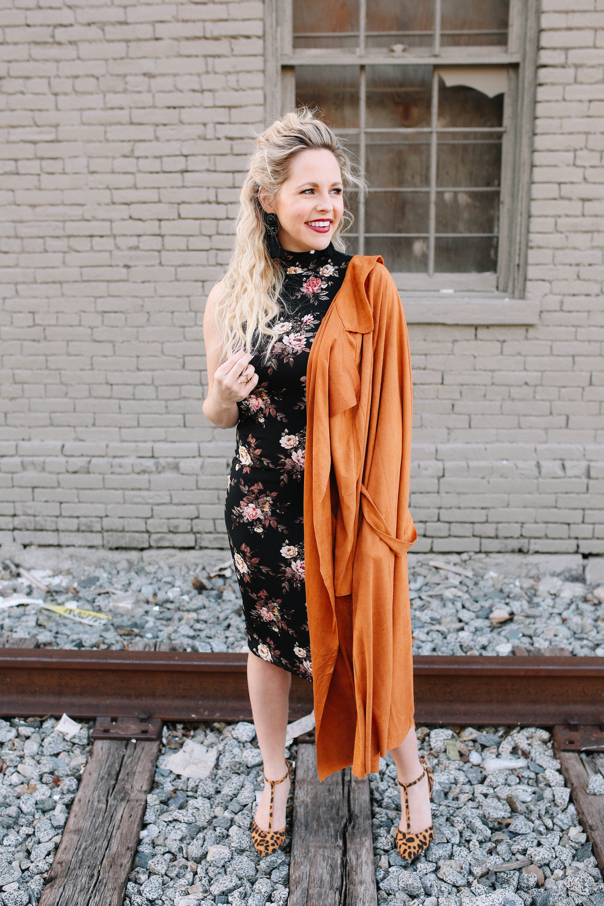 Floral dress, spring looks, date night outfits, crimpy hair, wavy hair, 3 barrel curling iron