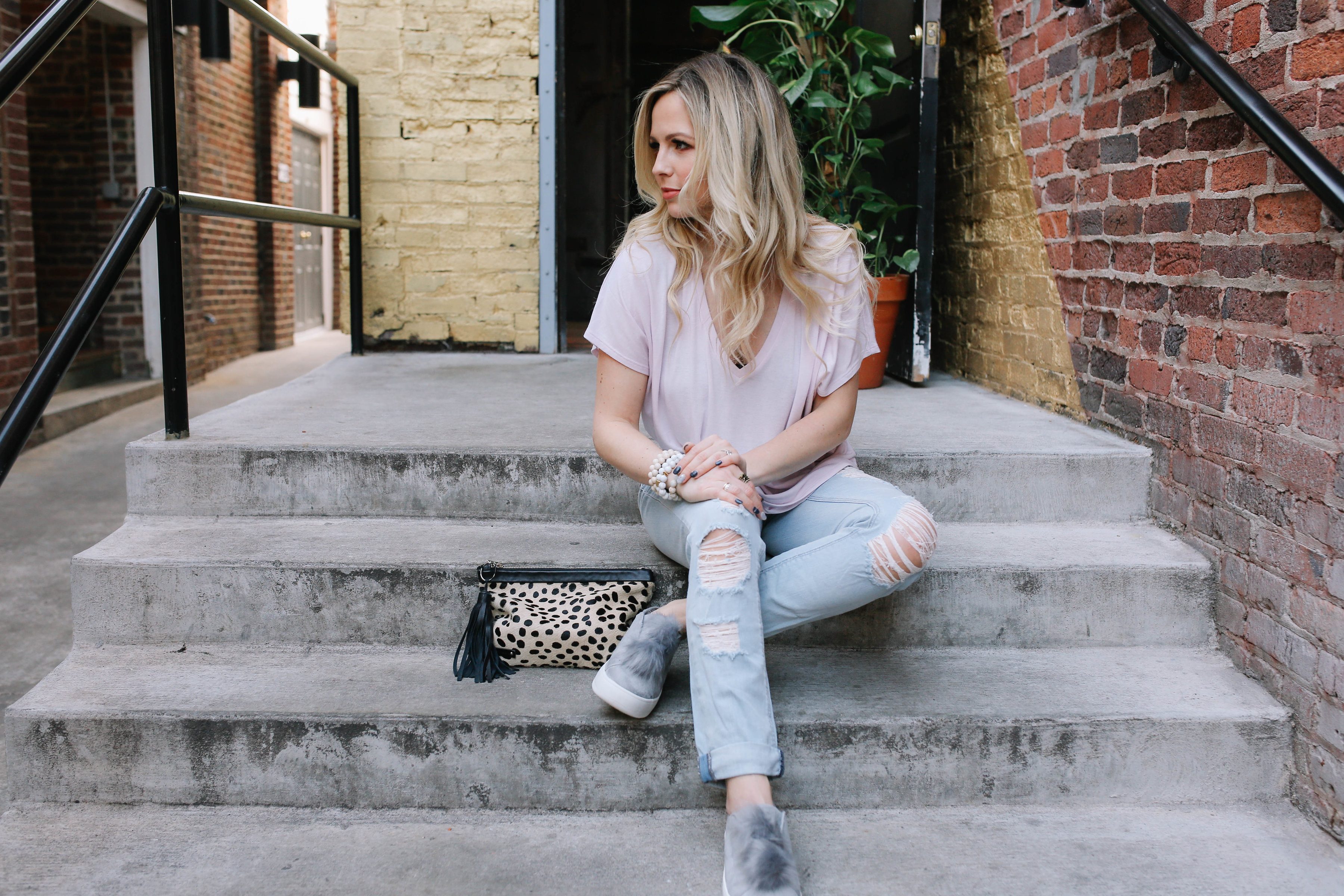 dressing out of your comfort zone. How to wear boyfriend jeans. Pom Shoe Trend. Casual Trendy Wear. Effortless Style. Balayage Blonde.