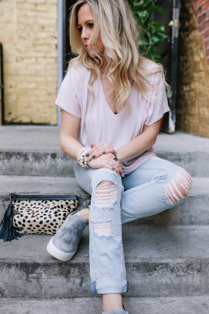 dressing out of your comfort zone. How to wear boyfriend jeans. Pom Shoe Trend. Casual Trendy Wear. Effortless Style. Balayage Blonde. 
