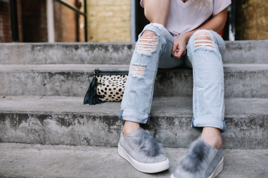 dressing out of your comfort zone. How to wear boyfriend jeans. Pom Shoe Trend. Casual Trendy Wear. Effortless Style. Balayage Blonde. 