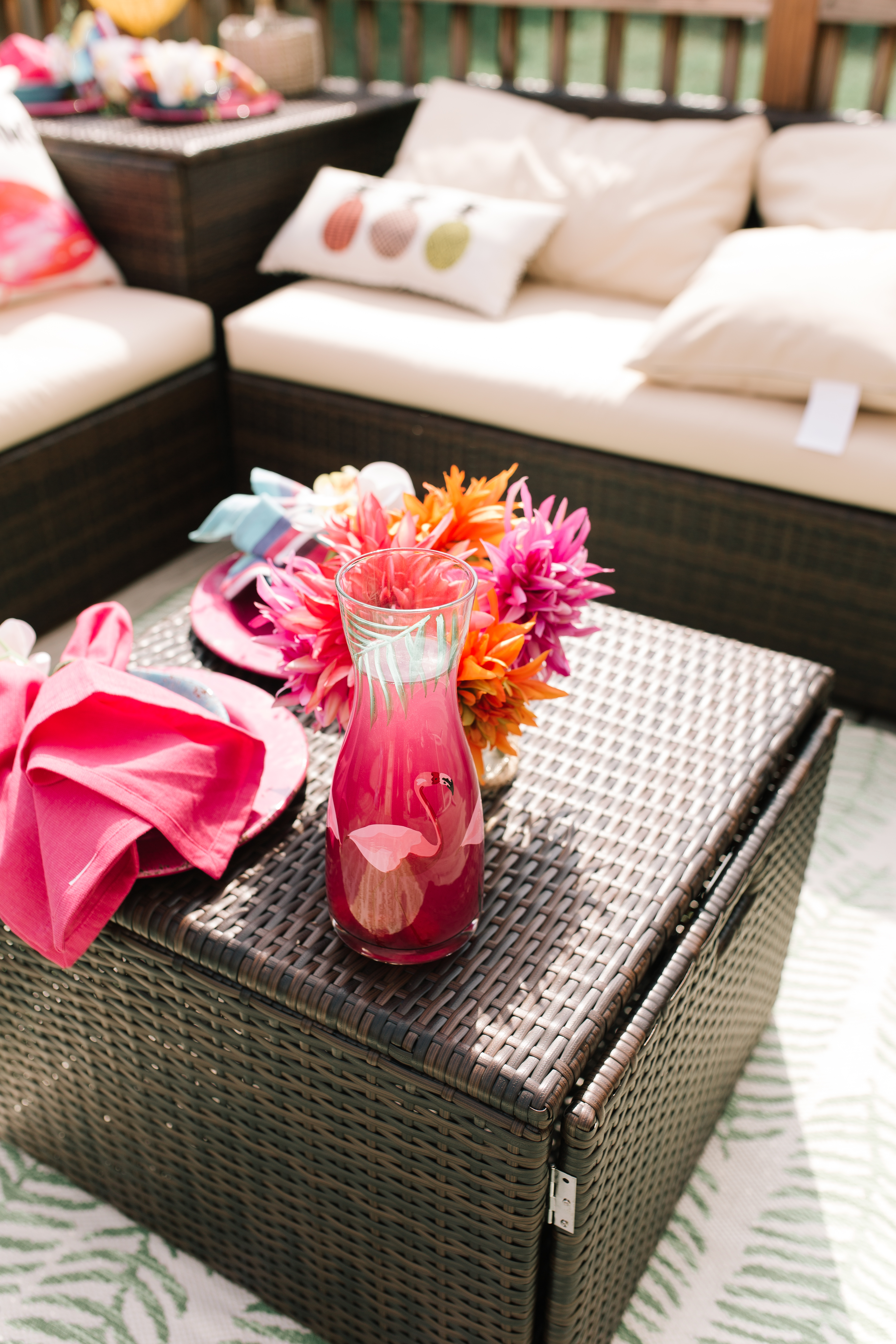 outdoor decor. dinner party ideas. how to decorate outdoor table. floral outdoor decoration.