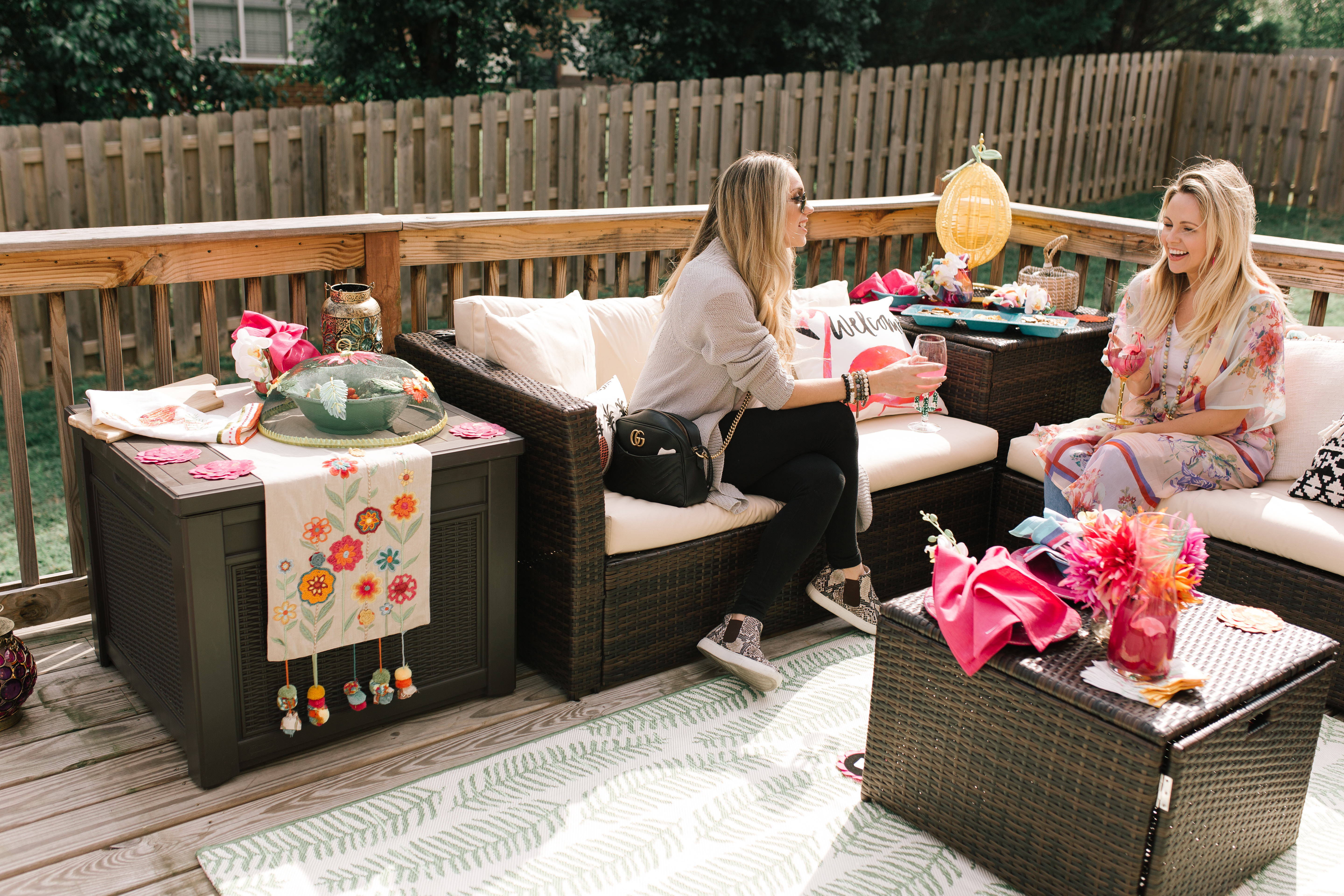 outdoor decor. dinner party ideas. how to decorate outdoor table. floral outdoor decoration.