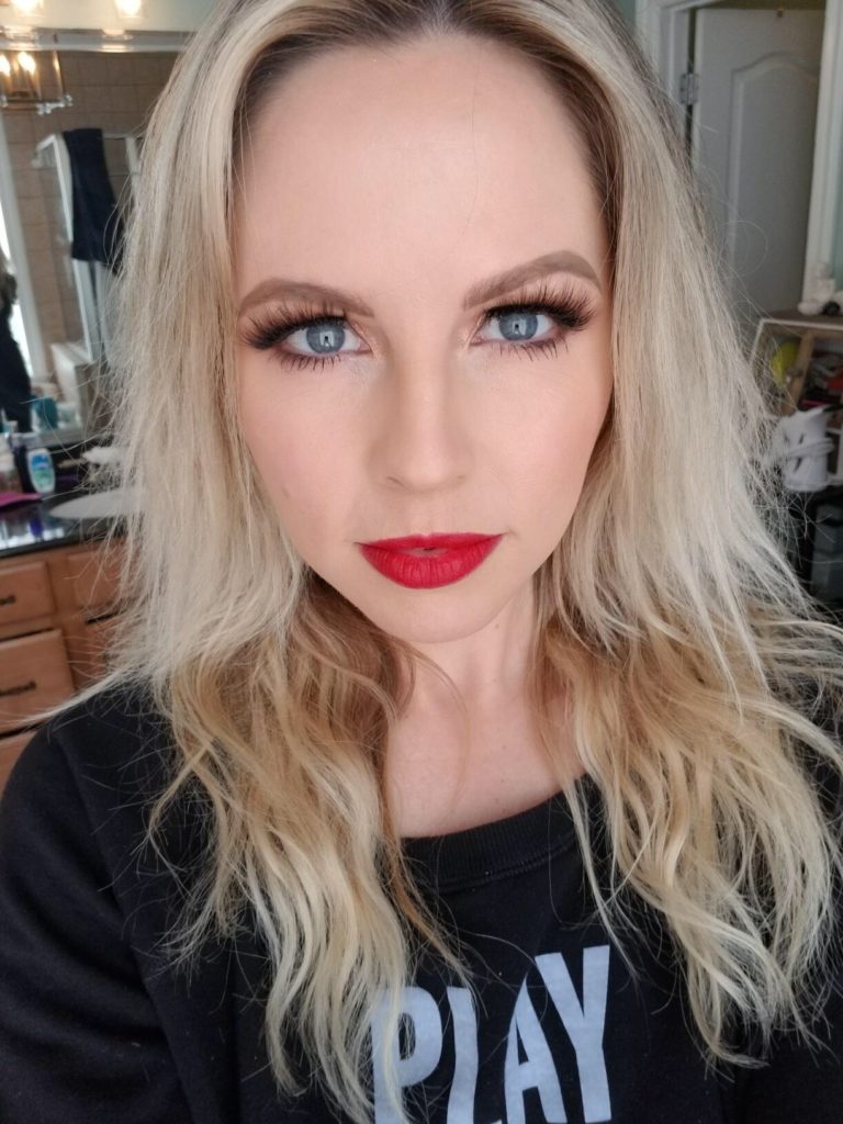 HOLIDAY MAKEUP LOOK || GOLD EYE WITH RED OR NUDE LIP by Nashville style blogger Nashville Wifestyles