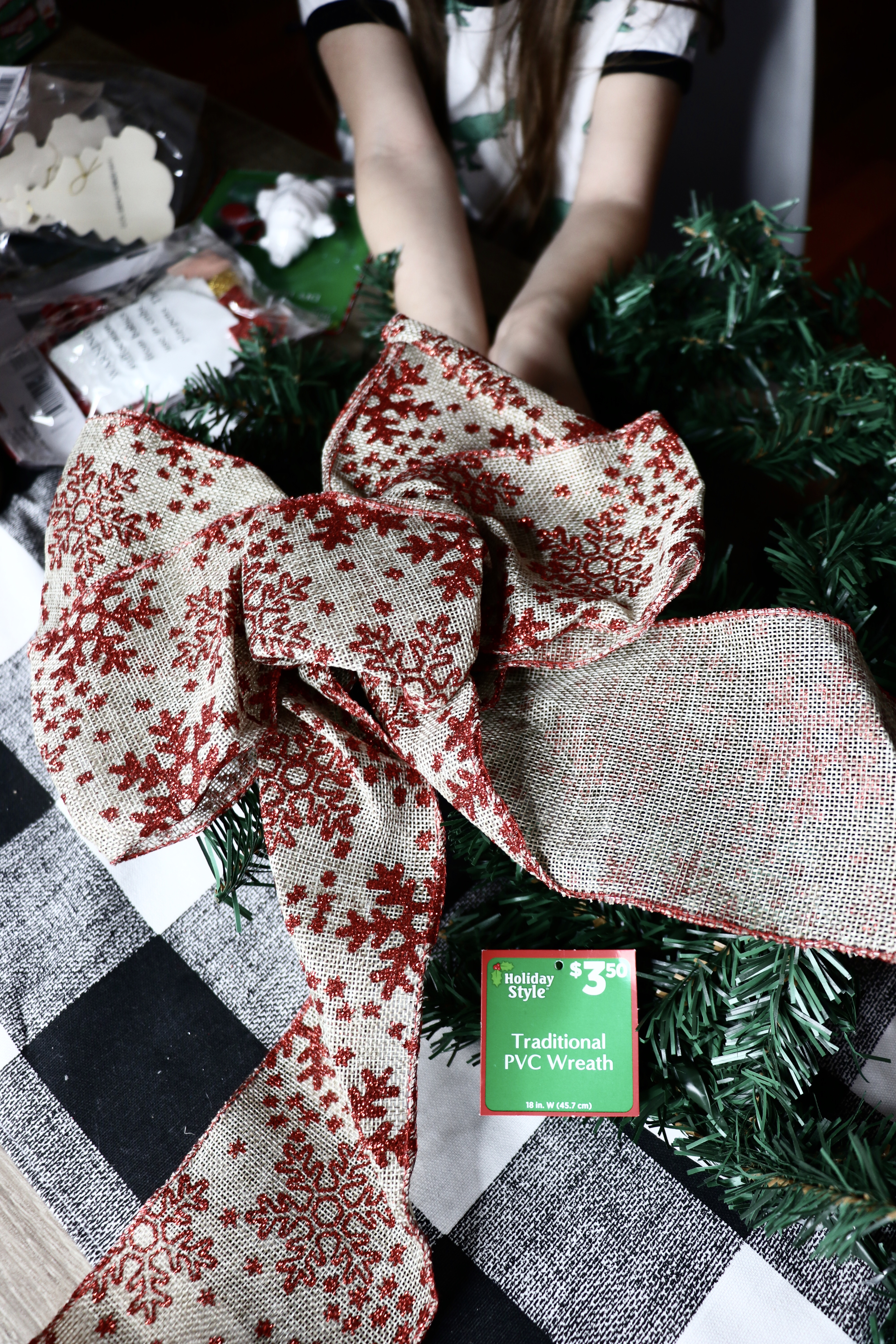 Dollar General | HOLIDAY CRAFT IDEAS FOR KIDS ON A BUDGET featured by top Nashville lifestyle blog Nashville Wifestyles. HOLIDAY CRAFT IDEAS FOR KIDS ON A BUDGET - Nashville Wifestyles - Holiday craft ideas! What is there to do with the kids when they’re on break or home after school? We craft in our family. Homemade gifts by your kids make the best presents for relatives, teachers for the holidays. These gifts mean so much more than a random coffee mug because they’re made from the heart and by little hands. It keeps them busy so it’s a win-win. I just throw down a table-cloth or something I don’t mind to get messy and let them go to work. Keep reading!
