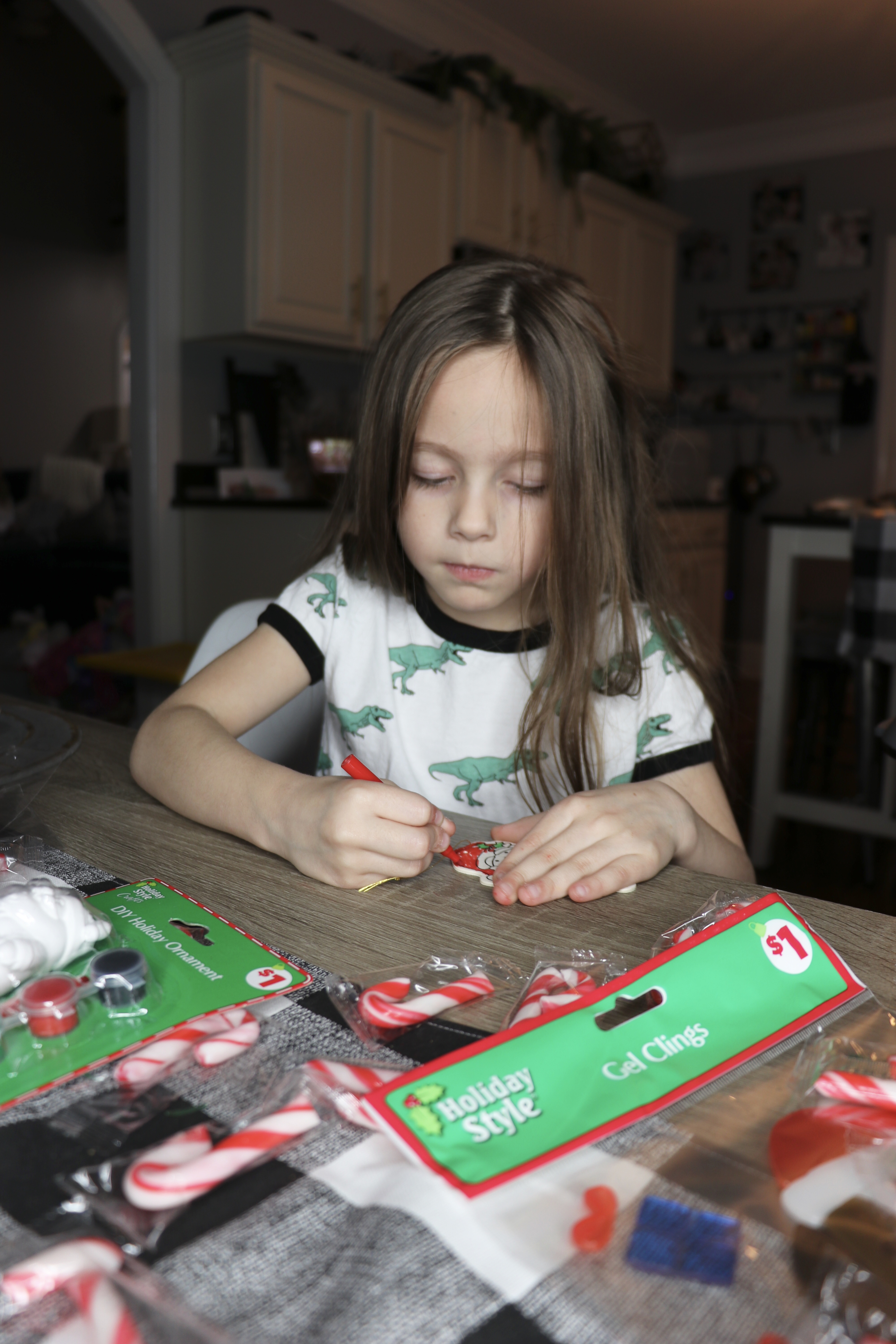Dollar General | HOLIDAY CRAFT IDEAS FOR KIDS ON A BUDGET featured by top Nashville lifestyle blog Nashville Wifestyles. HOLIDAY CRAFT IDEAS FOR KIDS ON A BUDGET - Nashville Wifestyles - Holiday craft ideas! What is there to do with the kids when they’re on break or home after school? We craft in our family. Homemade gifts by your kids make the best presents for relatives, teachers for the holidays. These gifts mean so much more than a random coffee mug because they’re made from the heart and by little hands. It keeps them busy so it’s a win-win. I just throw down a table-cloth or something I don’t mind to get messy and let them go to work. Keep reading!