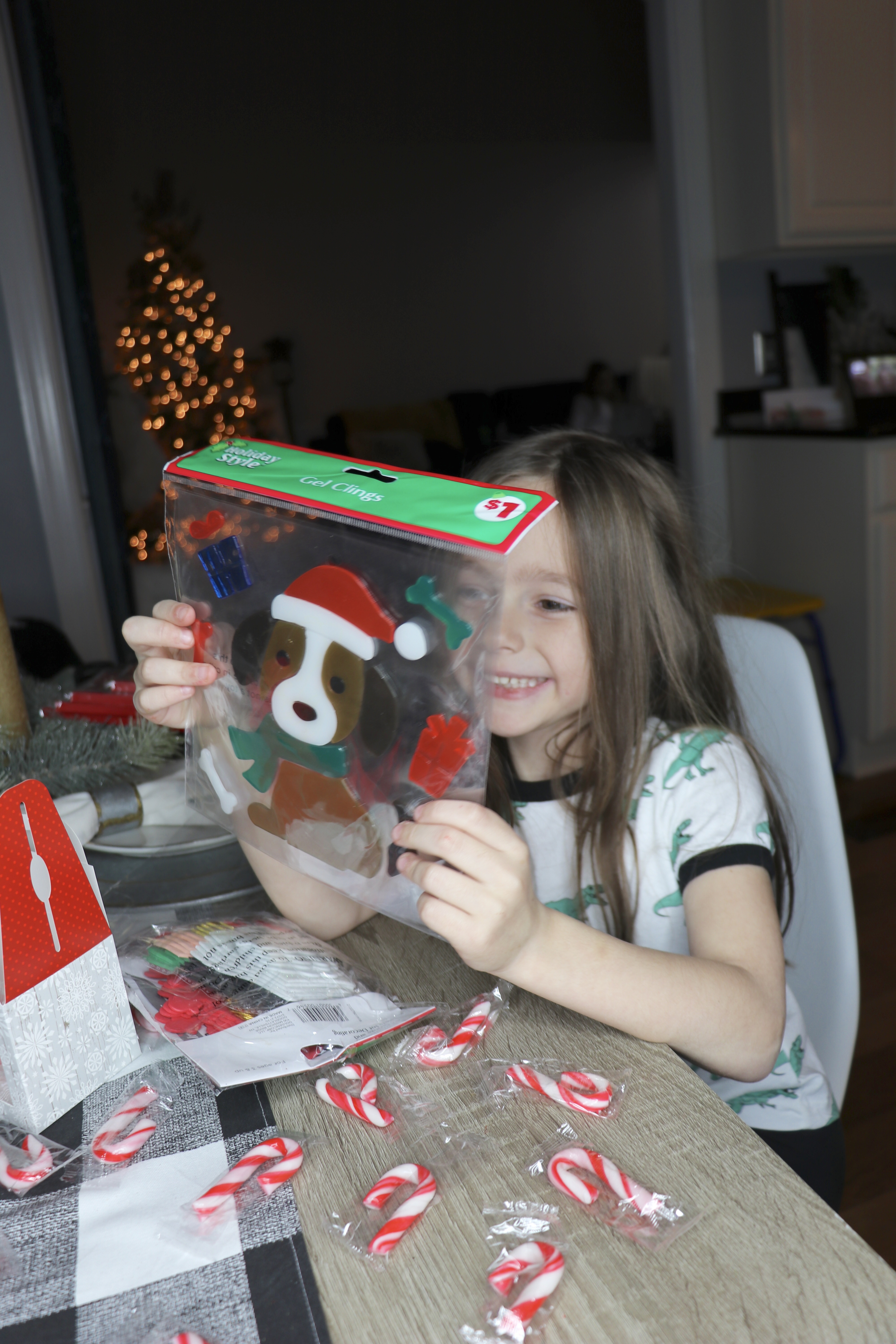 Dollar General | HOLIDAY CRAFT IDEAS FOR KIDS ON A BUDGET featured by top Nashville lifestyle blog Nashville Wifestyles. HOLIDAY CRAFT IDEAS FOR KIDS ON A BUDGET - Nashville Wifestyles - Holiday craft ideas! What is there to do with the kids when they’re on break or home after school? We craft in our family. Homemade gifts by your kids make the best presents for relatives, teachers for the holidays. These gifts mean so much more than a random coffee mug because they’re made from the heart and by little hands. It keeps them busy so it’s a win-win. I just throw down a table-cloth or something I don’t mind to get messy and let them go to work. Keep reading!