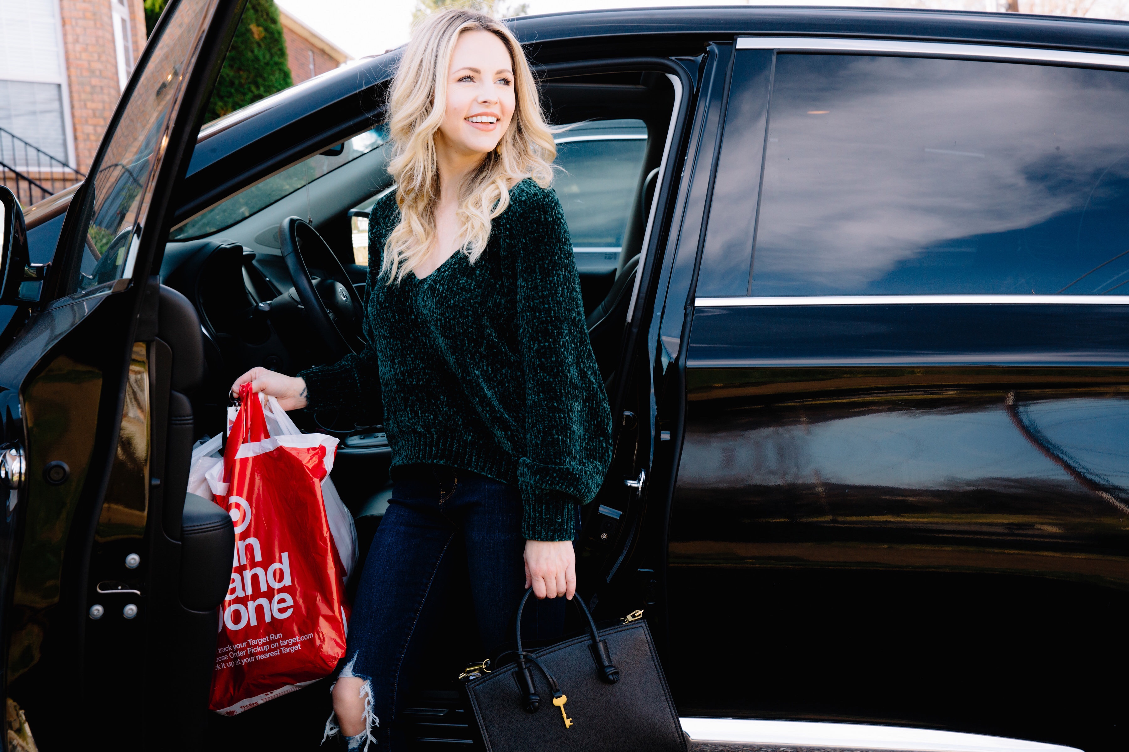 6 TIPS FOR BUYING A NEW CAR || KELLEY BLUE BOOK BEST OF AWARDS featured by top Nashville life and style blog Nashville Wifestyles. 6 TIPS FOR BUYING A NEW CAR || KELLEY BLUE BOOK BEST OF AWARDS - Nashville Wifestyles; I never drove an SUV until I had kids. I drove in my sports car in my early 20’s. Then I got to a 4 door sedan when we were prepping for our first kid. When I became pregnant with the second kid we knew we had to get an SUV. We had no room in our backseat for 2 car seats. Now that my youngest kid is a toddler, we need more space again. We are looking at getting a large SUV so when we take road trips or have family in town we can comfortably fit. Click for tips to buy a new car!